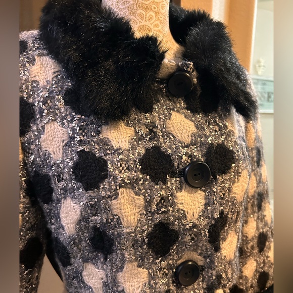 LA DIFFERENCE Cropped Jacket
Monte Carlo
Made in Italy
Size 4/6 - Picture 9 of 14